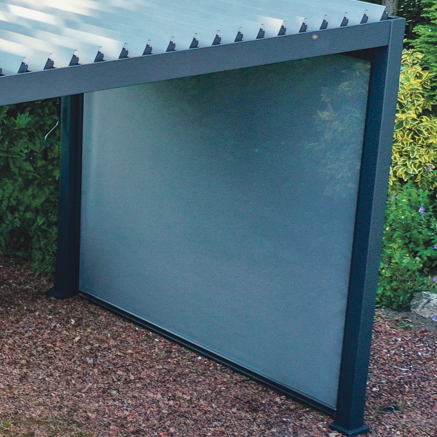 Sonnenrollo Mirador 3 m in Anthrazit an einer Terrassenüberdachung.