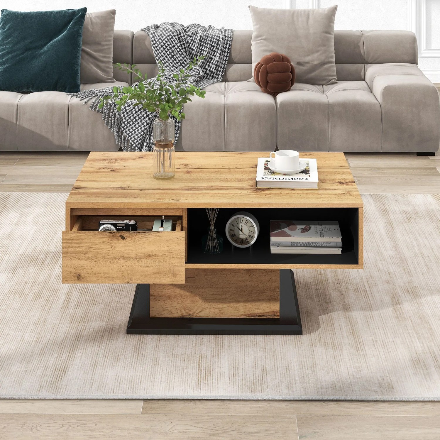 Quadratischer Couchtisch in Naturholz-Optik mit geöffneter Schublade und offenem Staufach. Moderner Sofatisch.