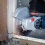 Bosch Expert Diamanttrennscheibe im Einsatz beim Schneiden von Baumaterial mit einem Winkelschleifer.