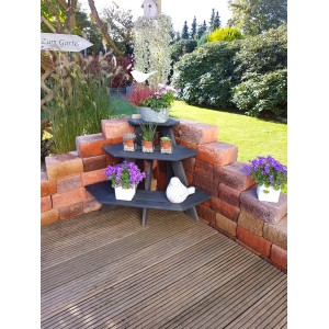 Anthrazitfarbene Blumentreppe Anja Eckelement aus Kiefernholz mit Pflanzen dekoriert.