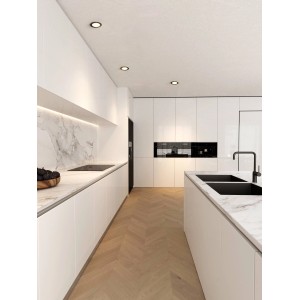 Schwarzer Eglo LED-Einbauspot Fueva 5 in moderner Küche mit weißen Elementen.