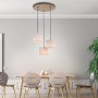 Just Light Pendelleuchte mit drei beigen Stoffschirmen und Holzdekor über Esstisch.
