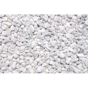Nahaufnahme: Weiße Marmor Zierkiesel Carrara, 12-16 mm, für Garten und Deko.
