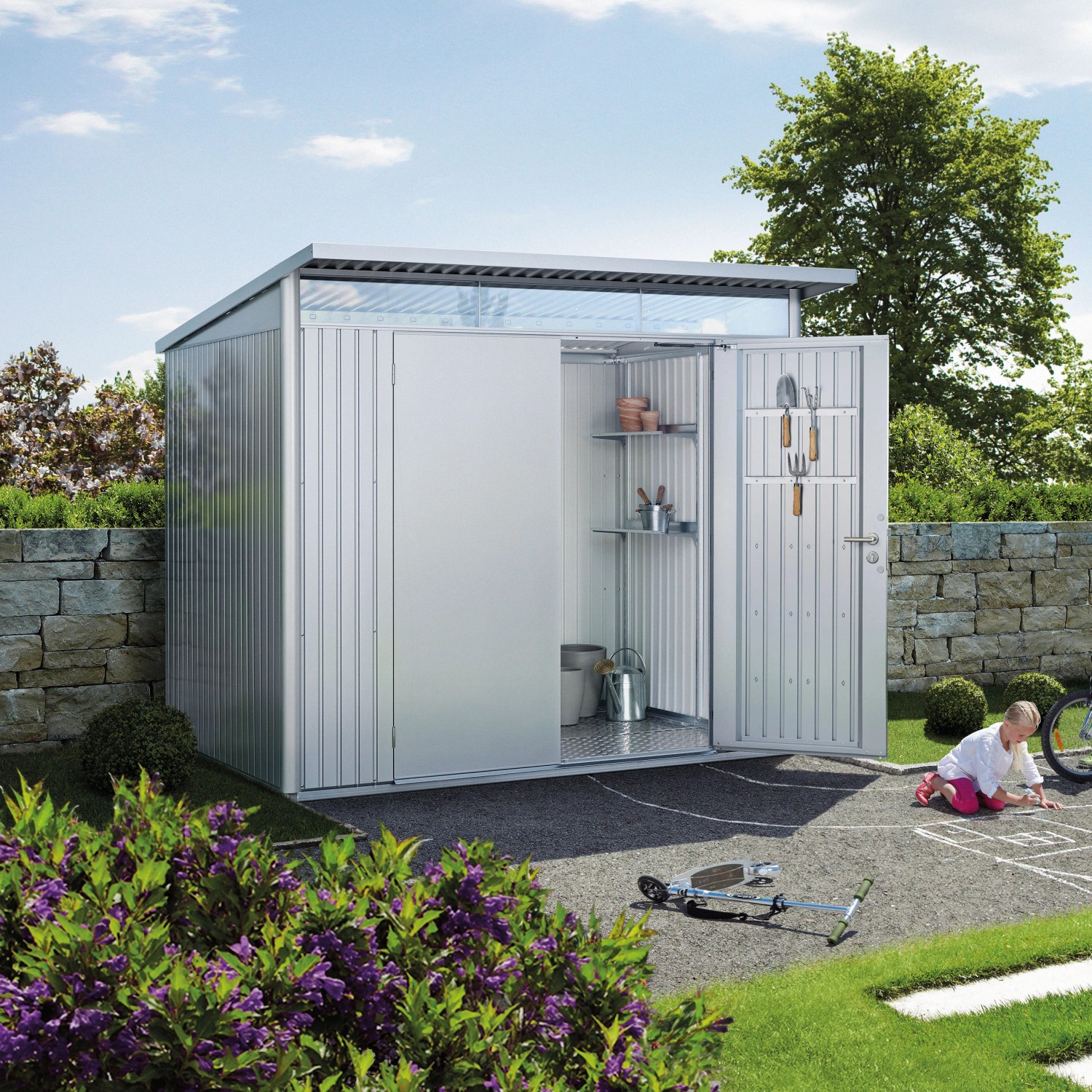 Biohort Metall-Gerätehaus AvantGarde A8, silber-metallic mit geöffneter Doppeltür und Kind im Garten.
