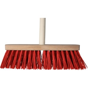 Besen mit rotem Borstenkopf und Holzstiel für die Bodenbearbeitung im Garten.