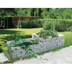 Aufgebauter Häusler Naturstein Granit Block Granitgrau als naturnahe Beetbegrenzung im Garten.