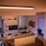 Rechteckige, weiße Philips Hue Aurelle LED-Panel Deckenleuchte in einer Küche.