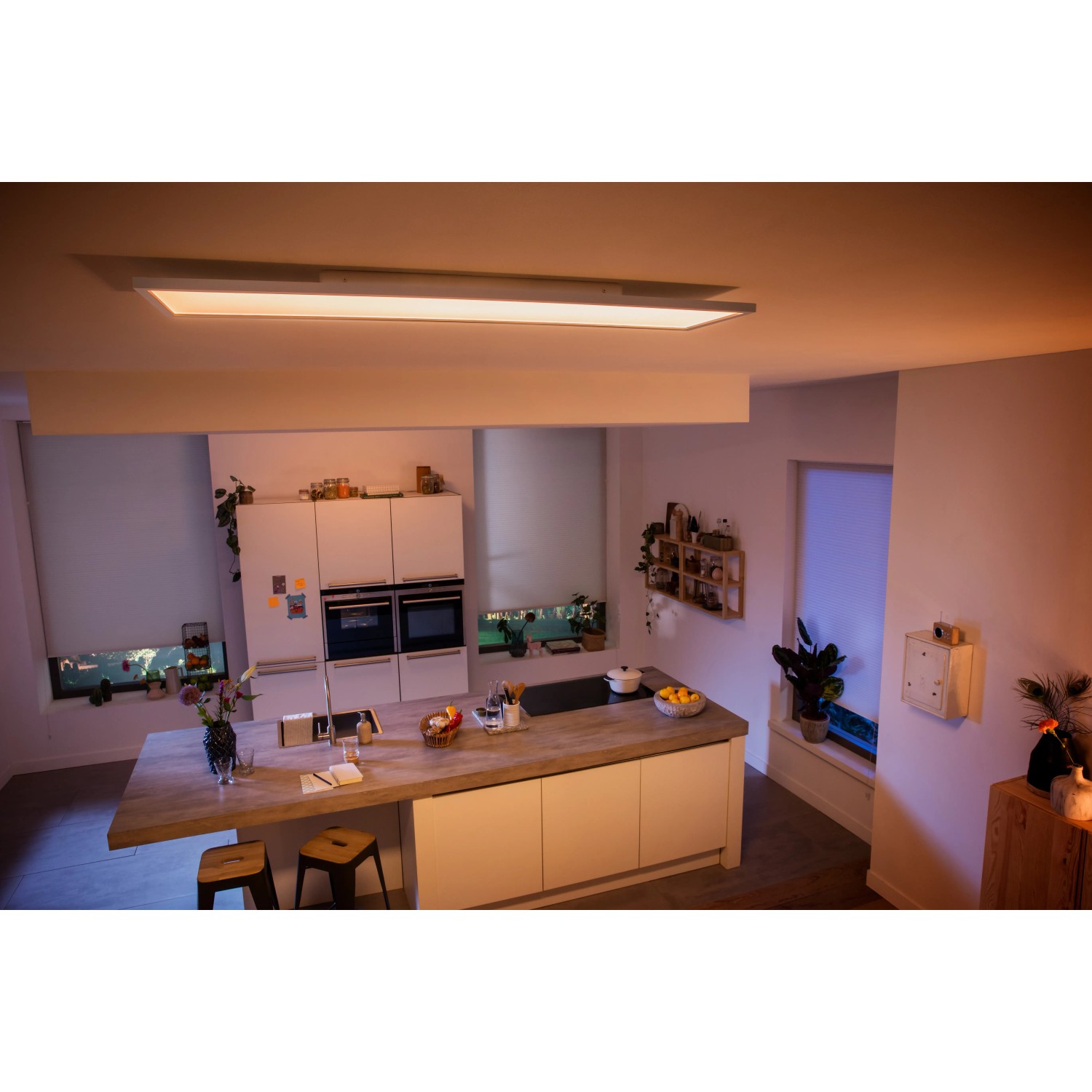 Rechteckige, weiße Philips Hue Aurelle LED-Panel Deckenleuchte in einer Küche.