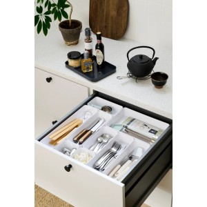 Weißer SmartStore Compact Sort 30x10 Organizer in einer Schublade mit Besteck und Küchenutensilien.