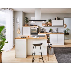 Respekta Inselküche Gabriel 320 cm in Weiß Hochglanz mit Kochinsel und Elektrogeräten.