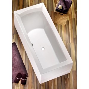 Rechteckige, weiße Badewanne Porta, 170x75 cm, mit Ablauf in der Mitte. Dekoration.
