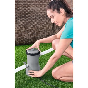 Bestway 800 gal Pool Filterpumpe in Nutzung, graue Kartuschenfilter mit Schläuchen auf Rasen.