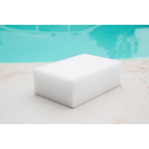 Weißer Nano Reinigungsschwamm für Poolfolie, umweltfreundlich und ohne Chemie.