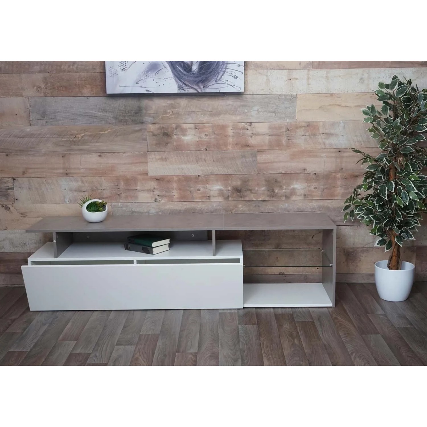 Modernes TV-Rack in Beton-Optik und Weiß mit Staufach und offenen Ablagen.