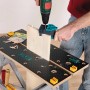 Wolfcraft Master 200 Werkbank beim Bohren eines Werkstücks.
