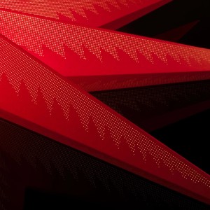 Roter Konstsmide Papierstern mit 7 Zacken, beleuchtet mit LED-Punkten, für festliche Weihnachtsdekoration innen.