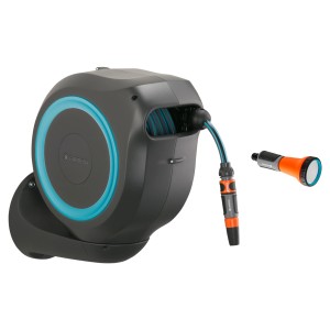 Gardena Wand-Schlauchbox RollUp M Türkis mit 20m Schlauch und Spritze für die Gartenbewässerung.
