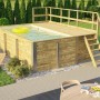 Rechteckiger Weka Holzpool mit Sonnendeck, Leiter und gelbem Schwimmring im Garten.