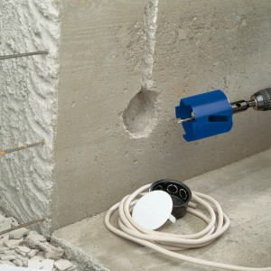 Blaue LUX Diamant-Bohrkrone Hart Ø 68 mm bohrt Loch in Betonwand, mit Steckdose und Kabel.