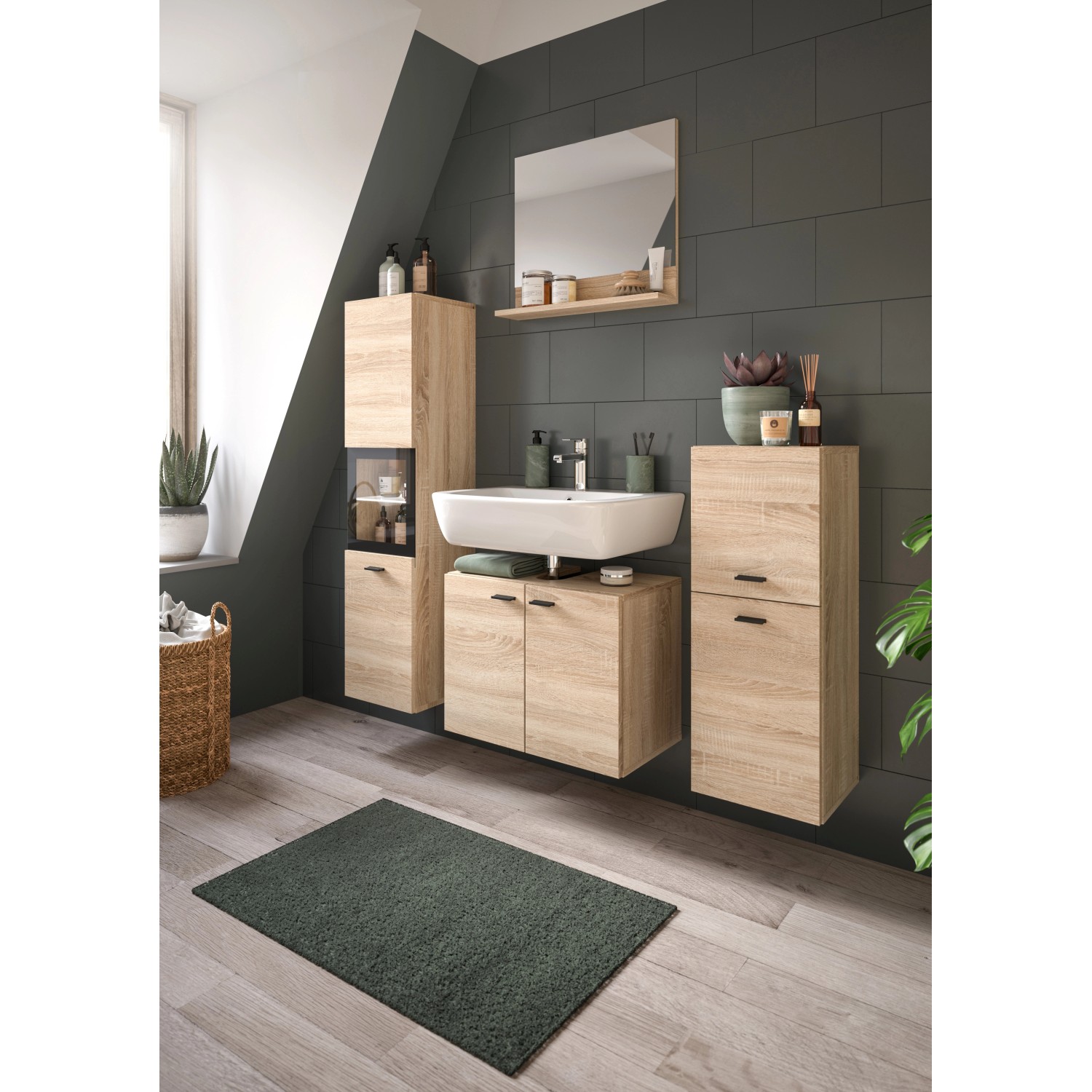 Badkombination Sonoma Eiche mit Waschbecken, Spiegel und Schränken für viel Stauraum im Badezimmer.