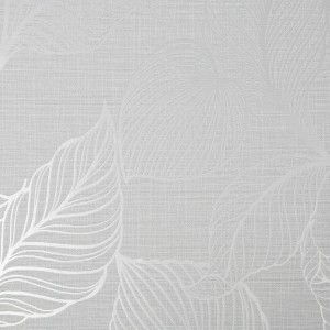 Boutique Vliestapete Royal Palm Moonstone mit Palmenmuster in Silber auf hellem Grund.