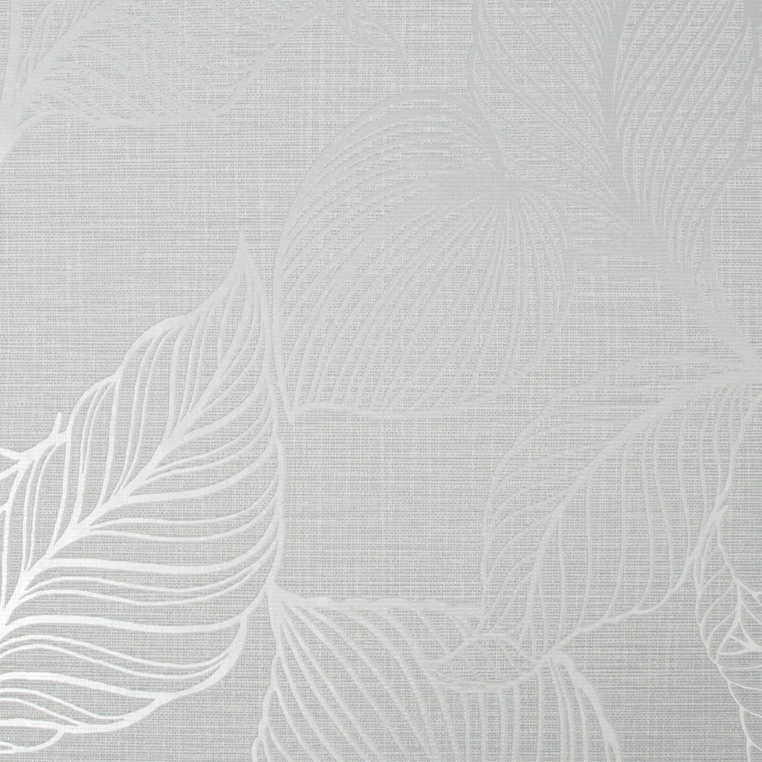 Boutique Vliestapete Royal Palm Moonstone mit Palmenmuster in Silber auf hellem Grund.