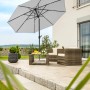 Silbergrauer Schneider Marktschirm (Ø 300 cm) mit Knickfunktion auf Terrasse mit Gartenmöbeln.