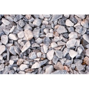 Nahaufnahme von Wolken-weißem Marmorsplitt (16-32 mm) als Zierkies.