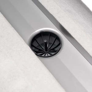 Detailaufnahme einer Edelstahl Duschrinne (90 cm) mit Vlies und schwarzem Ablauf.