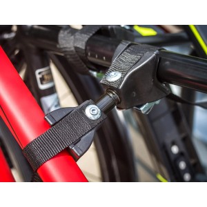 Detailaufnahme: Fahrräder fixiert mit Eufab Amber 3 Fahrradträger für Anhängerkupplung.