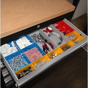 23-teiliges Einsatzbox Set in offener Schublade mit Kleinteilen zur Werkstatt-Organisation, 45 mm hoch.