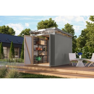 Karibu Metallgerätehaus Argos 2,5 in Graualuminium mit geöffneter Tür und Regalen im Garten.