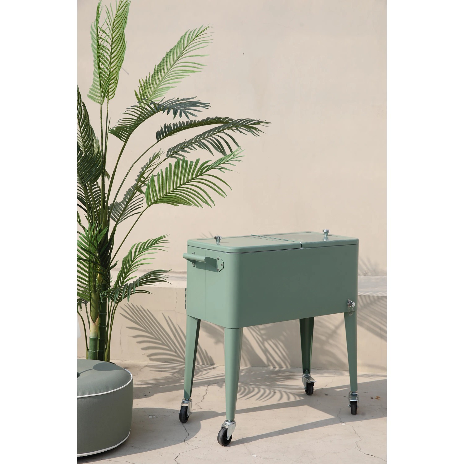 Grüne Icy Kühlbox auf Rädern mit Griffen, geteiltem Deckel und Flaschenöffner, mobil für Garten & Party.