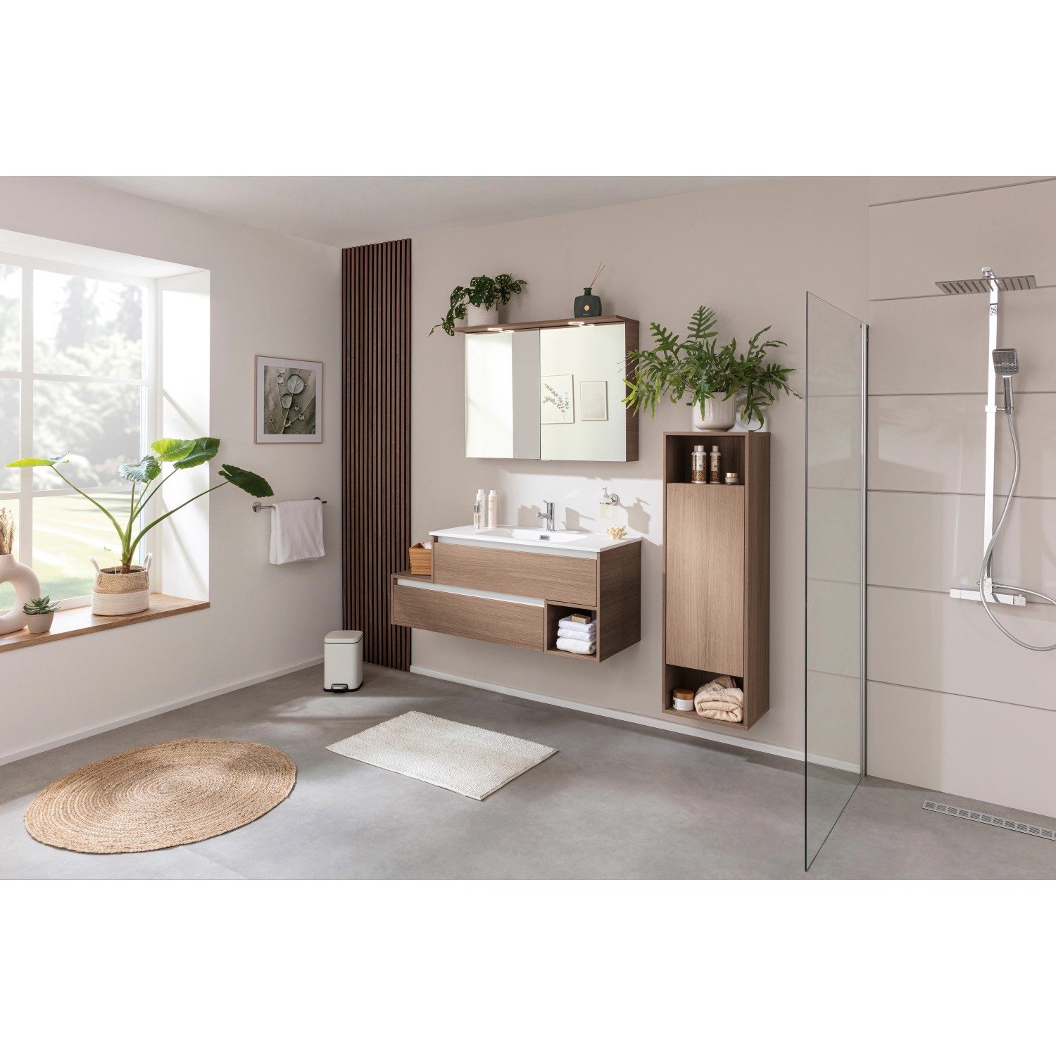 Modernes Badezimmer mit Fackelmann Waschbecken Vita, 101 cm, in Matt Weiß. Einzelwaschtisch mit Unterschrank und Spiegel.