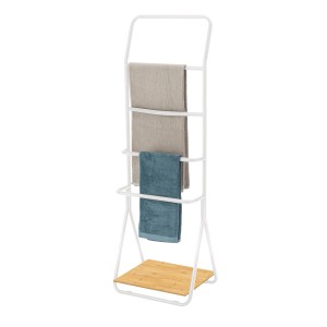 Weißer Wenko Handtuchhalter Verona mit 4 Stangen und Bambusablage. Handtuchständer für Bad und mehr.