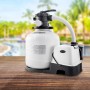 Intex Krystal Clear Sandfilteranlage mit Salzwassersystem ECO-20220-2 vor Pool-Hintergrund.