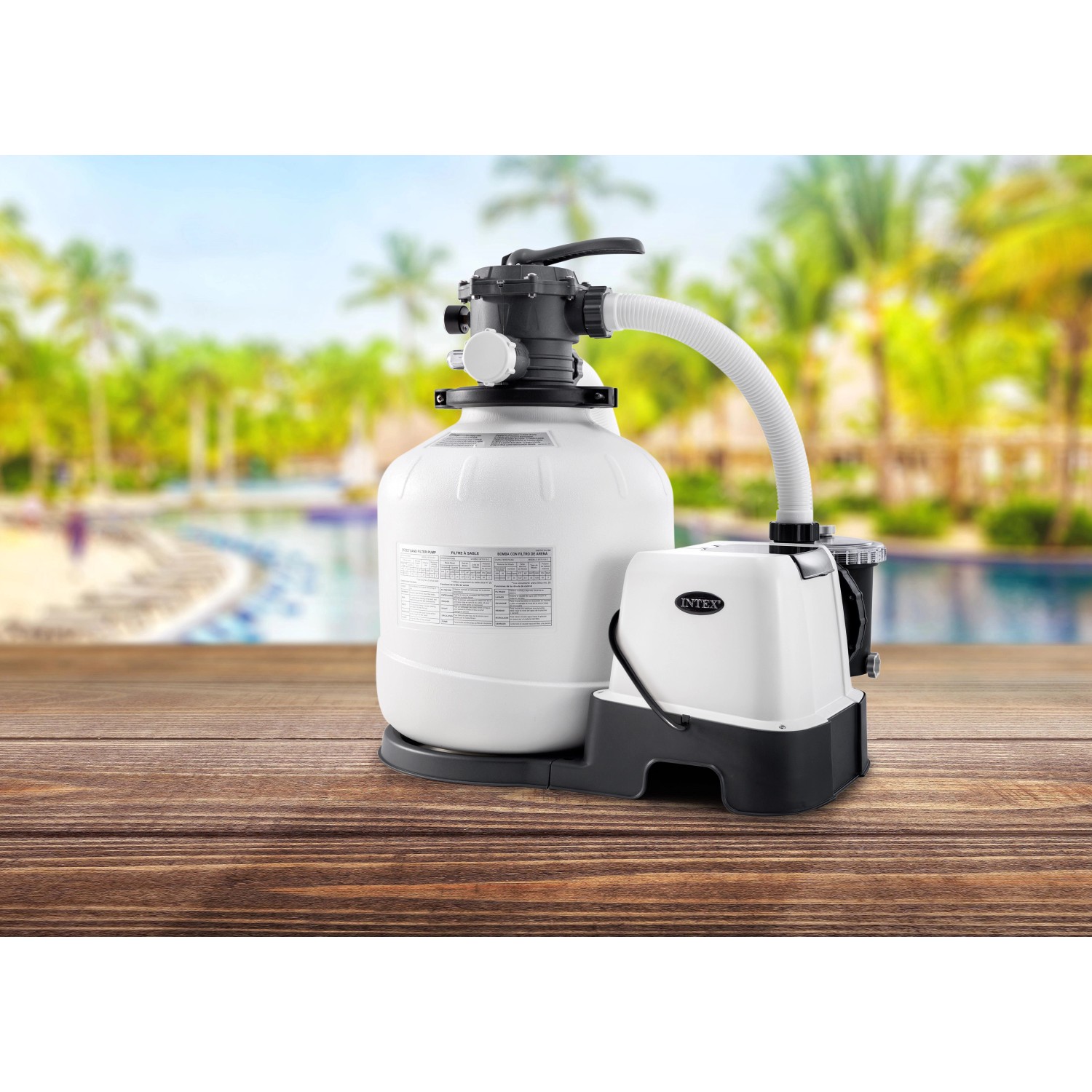 Intex Krystal Clear Sandfilteranlage mit Salzwassersystem ECO-20220-2 vor Pool-Hintergrund.