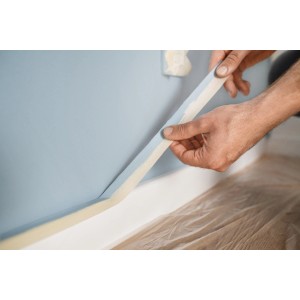 Anwendung von Tesa Malerband Classic 30mm zum Abkleben einer Wand.