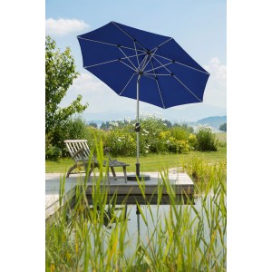 Blauer Schneider Marktschirm (Ø 270 cm) mit Kurbel auf Terrasse am Wasser.