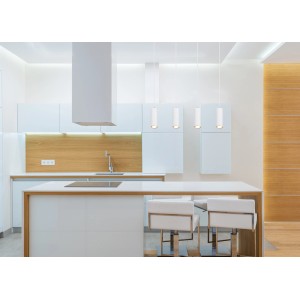 Weiße Globo Pendelleuchte Robby, 4-flammig, in moderner Küche.