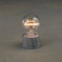 LED-Tischlampe Summer von Mica Decorations, 15 cm hoch, mit leuchtendem Schriftzug auf grauem Sockel.