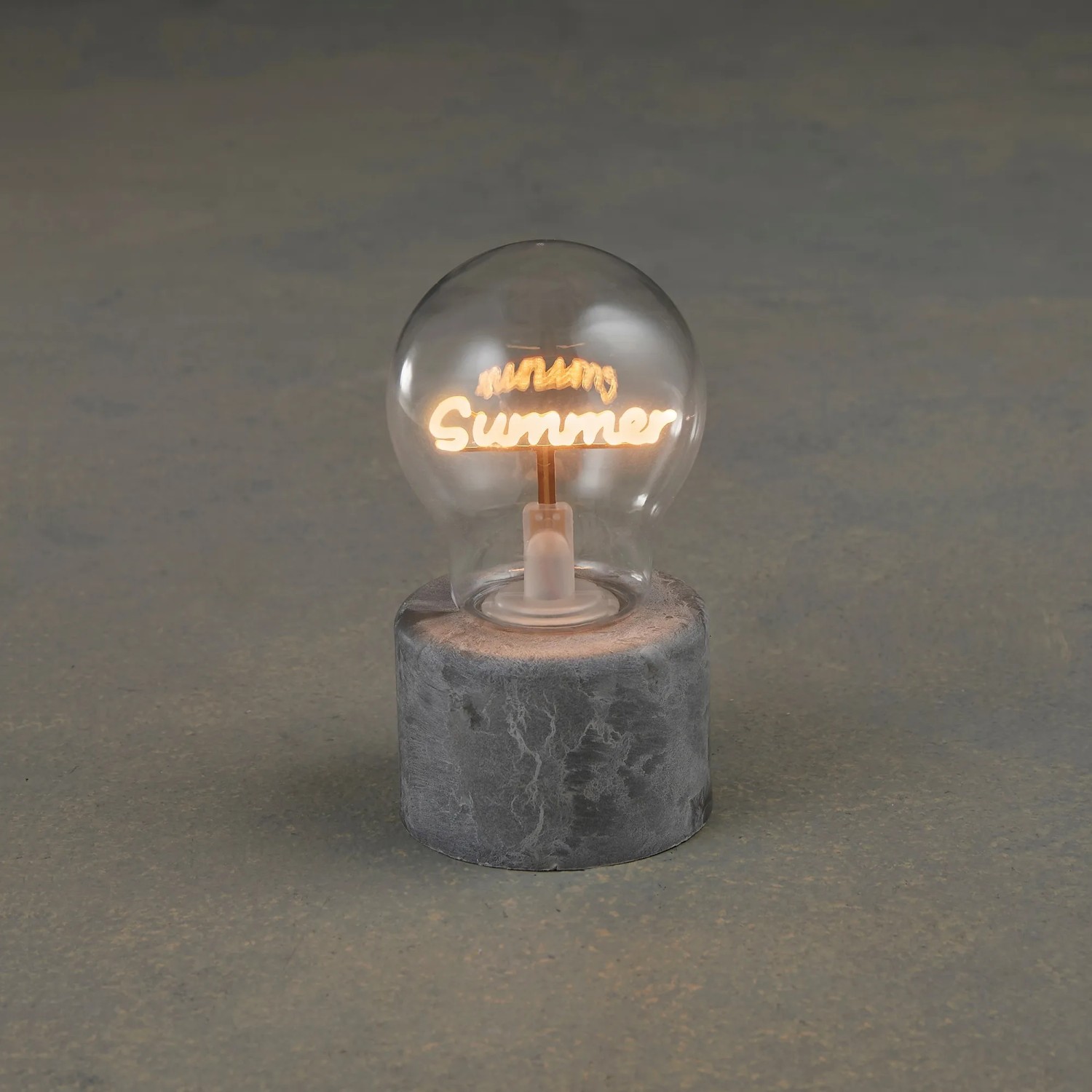 LED-Tischlampe Summer von Mica Decorations, 15 cm hoch, mit leuchtendem Schriftzug auf grauem Sockel.