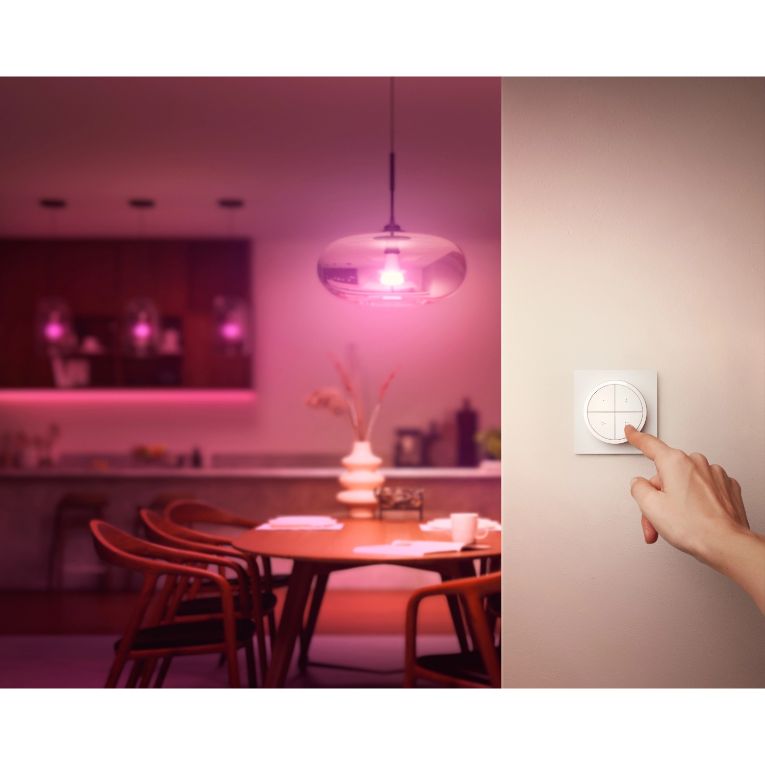 Philips Hue Tap Dial Schalter in Weiß an Wand, steuert farbige Lampe im Esszimmer.