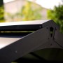 Detailaufnahme des schwarzen Palram Canopia Austin BBQ Pavillons mit Entlüftungsöffnung.