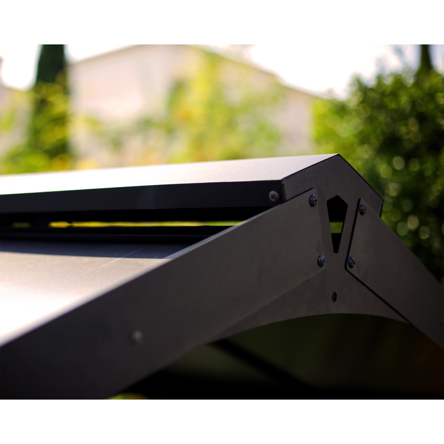 Detailaufnahme des schwarzen Palram Canopia Austin BBQ Pavillons mit Entlüftungsöffnung.