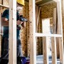Handwerker bohrt mit Bosch Flachfräsbohrer Expert Self Cut Speed ein Loch in eine Holzwand.