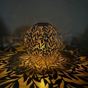 Schönenberger LED-Solarlaterne Kugel Olea, Ø 35cm, mit Olivenblatt-Muster und warmweissem Licht.