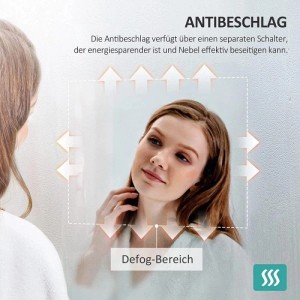 Badspiegel mit Anti-Beschlag-Funktion: Frau blickt in den klaren Mittelbereich, der Rand ist beschlagen.