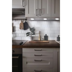 LEDVANCE Smart+ WiFi Unterbauleuchte, runde LED-Leuchte in Weiß unter Küchenschrank.