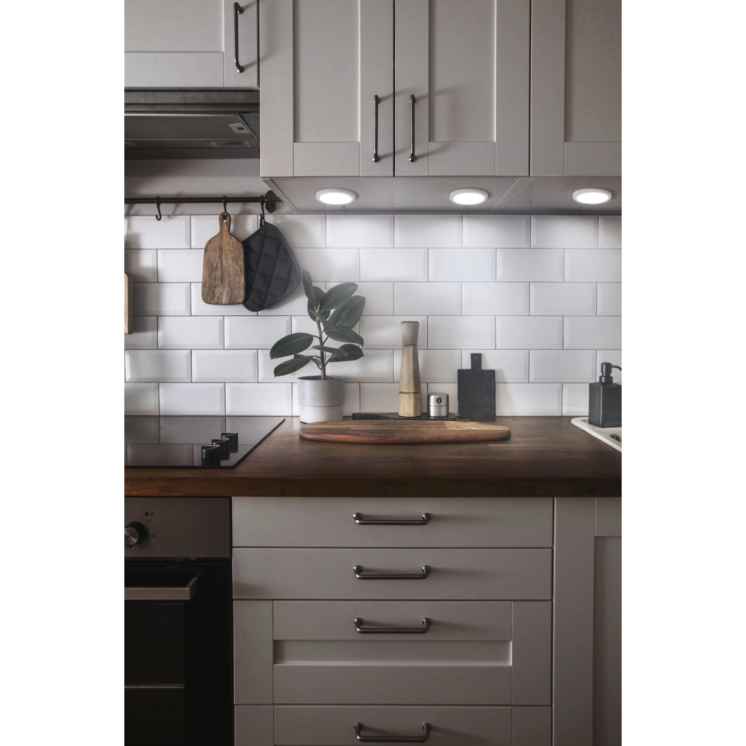 LEDVANCE Smart+ WiFi Unterbauleuchte, runde LED-Leuchte in Weiß unter Küchenschrank.